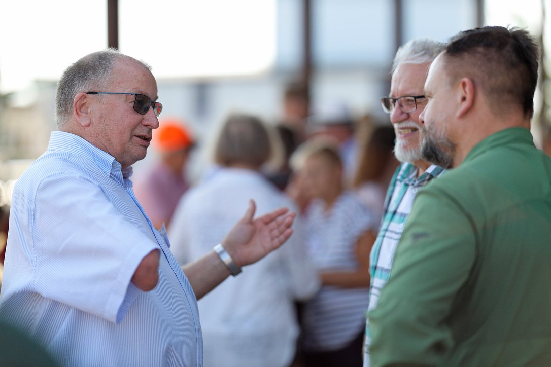 Dialog auf dem Hof / Copyright: Holger Groß