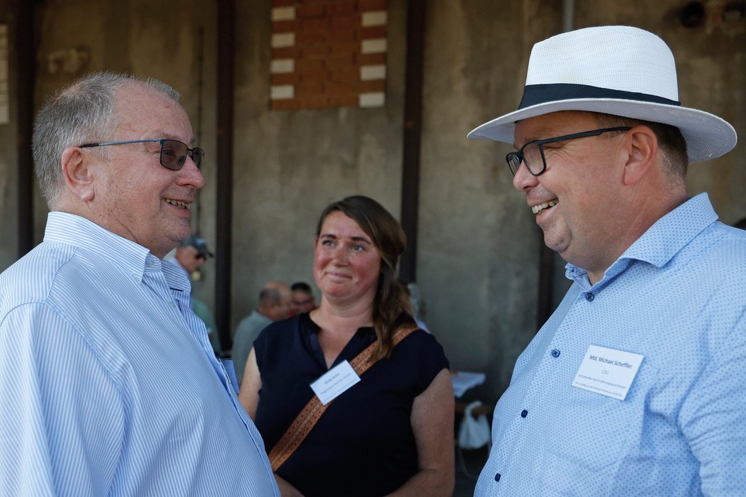 Dialog auf dem Hof / Copyright: Holger Groß