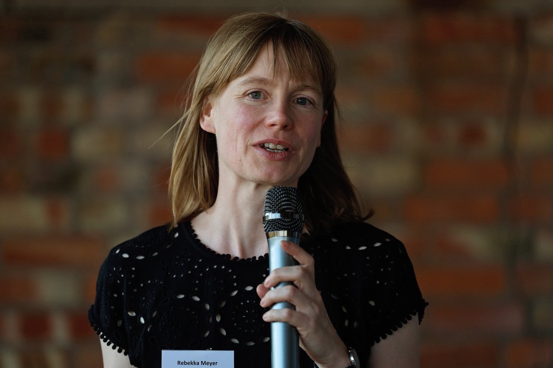 Rebekka Meyer am Mikrofon