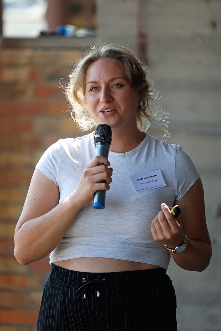 Jasmina Neumann am Mikrofon / Copyright: Holger Groß
