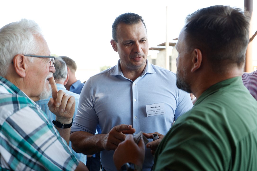 Dialog auf dem Hof / Copyright: Holger Groß