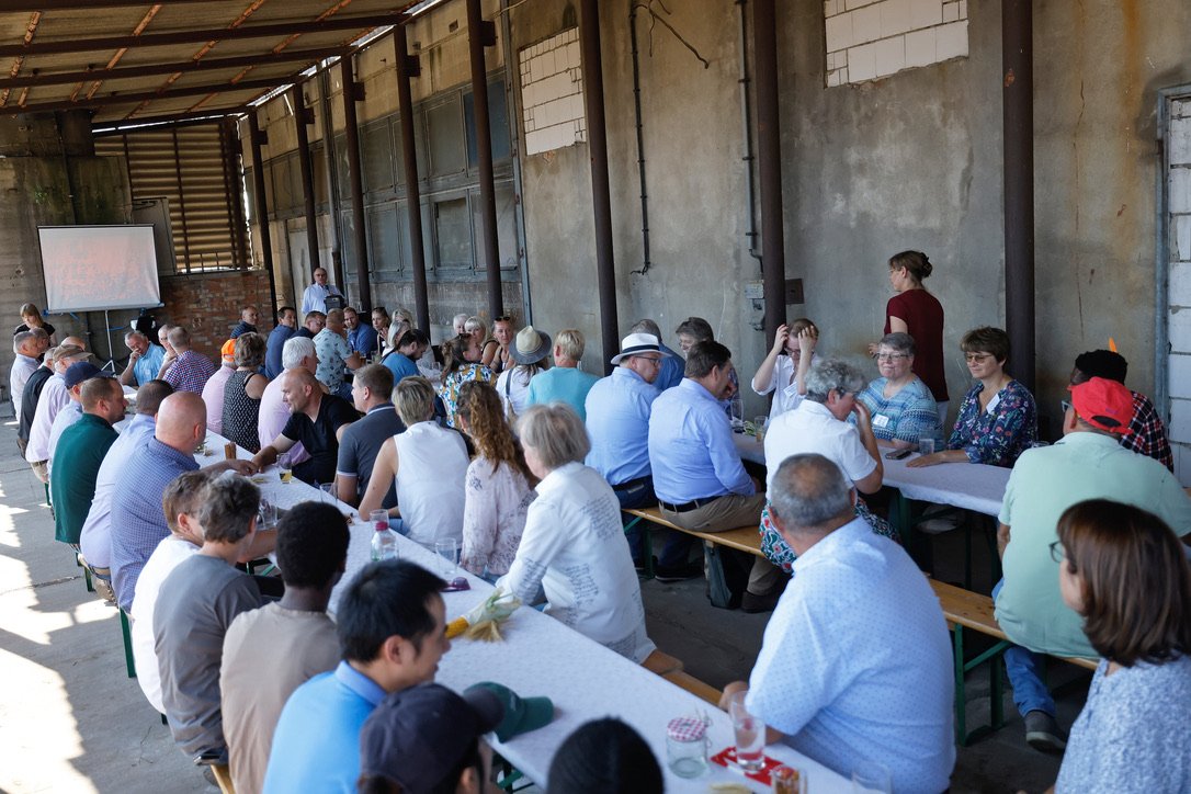 Dialog auf dem Hof / Copyright: Holger Groß